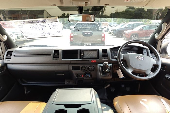 TOYOTA 2WD 2019 3.0 MT COMMUTER WHITE  4188 full