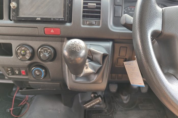 TOYOTA 2WD 2019 3.0 MT COMMUTER WHITE  4188 full