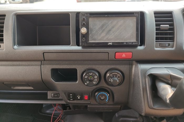 TOYOTA 2WD 2019 3.0 MT COMMUTER WHITE  4188 full