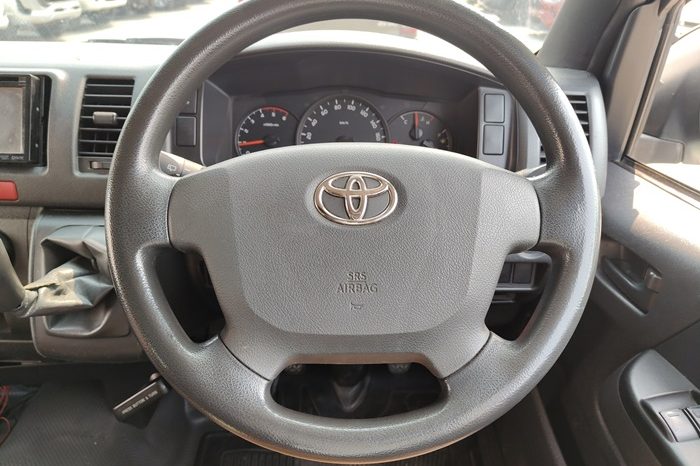 TOYOTA 2WD 2019 3.0 MT COMMUTER WHITE  4188 full