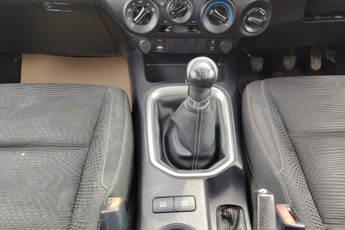 REVO 4WD 2021 2.4 MID MT SMART CAB SILVER  8464 full