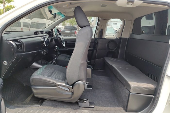 REVO 2WD 2018 2.4J MT SMART CAB WHITE  8845 full