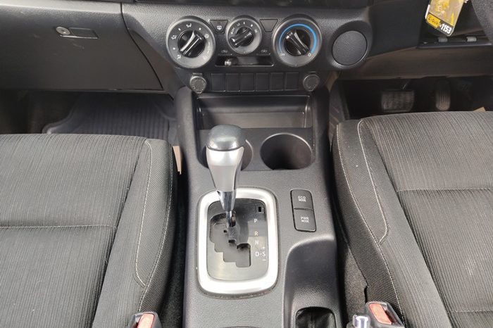 REVO PRE 2019 2.4E AT DOUBLE CAB SILVER  2044 full