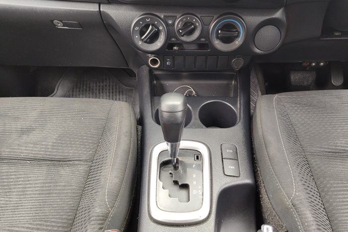 REVO PRE 2022 2.4 ENTRY AT SMART CAB WHITE  4263 full