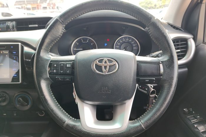 REVO PRE 2019 2.4E AT DOUBLE CAB WHITE  3032 full