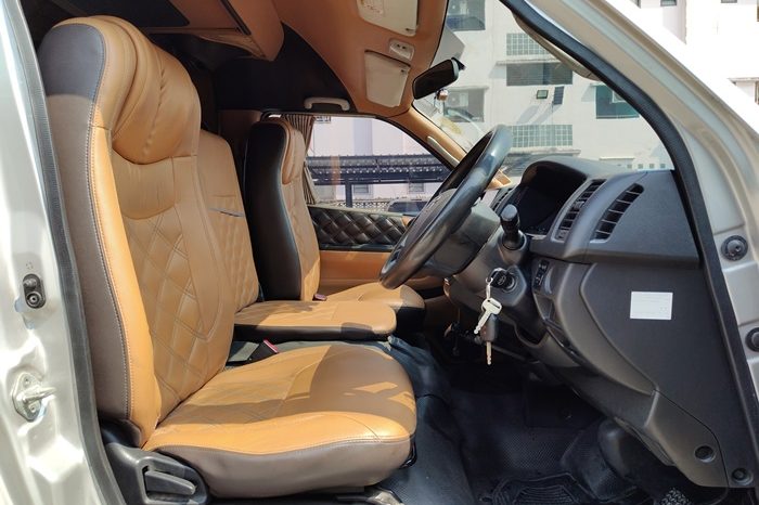 TOYOTA 2WD 2017 3.0 MT COMMUTER SILVER  2136 full