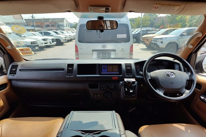 TOYOTA 2WD 2017 3.0 MT COMMUTER SILVER  2136 full