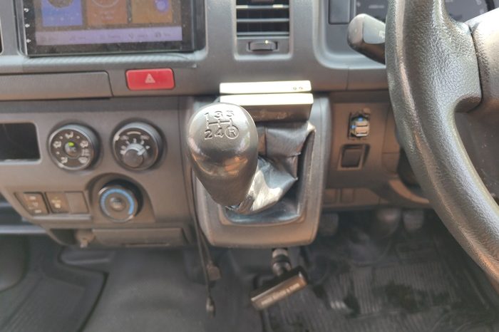 TOYOTA 2WD 2017 3.0 MT COMMUTER SILVER  2136 full