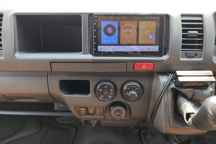 TOYOTA 2WD 2017 3.0 MT COMMUTER SILVER  2136 full