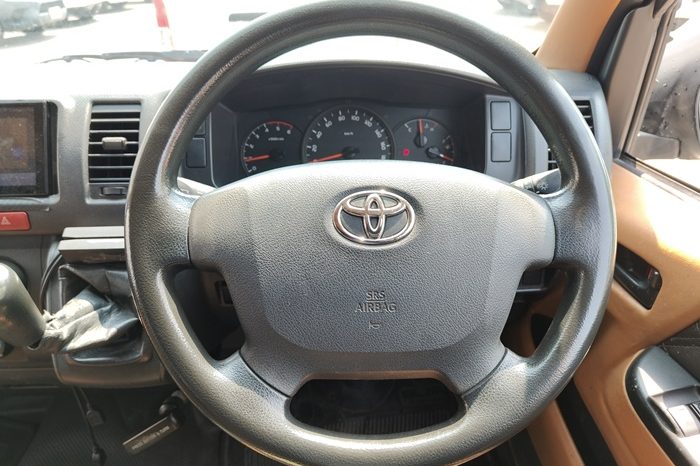 TOYOTA 2WD 2017 3.0 MT COMMUTER SILVER  2136 full