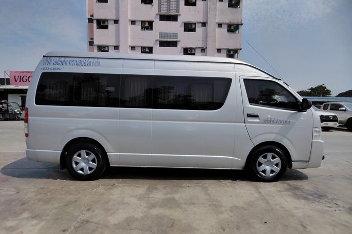 TOYOTA 2WD 2017 3.0 MT COMMUTER SILVER  2142 full