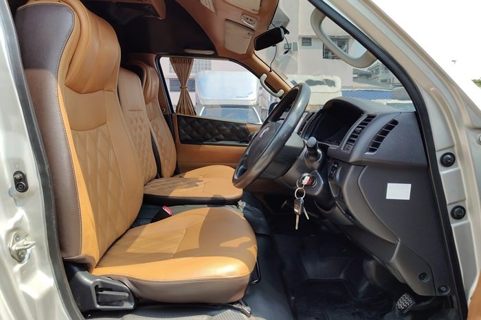 TOYOTA 2WD 2017 3.0 MT COMMUTER SILVER  2142 full