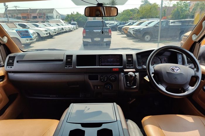 TOYOTA 2WD 2017 3.0 MT COMMUTER SILVER  2142 full