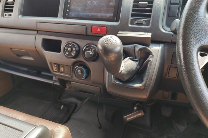 TOYOTA 2WD 2017 3.0 MT COMMUTER SILVER  2142 full