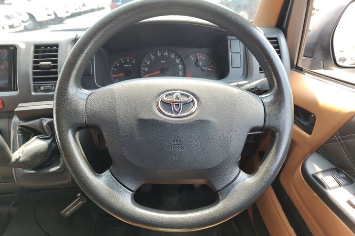 TOYOTA 2WD 2017 3.0 MT COMMUTER SILVER  2142 full