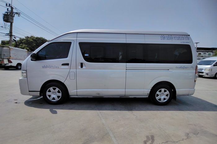 TOYOTA 2WD 2017 3.0 MT COMMUTER SILVER  2141 full