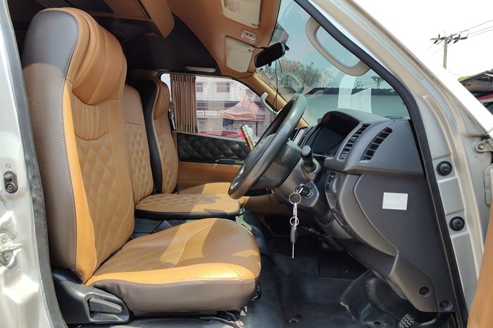 TOYOTA 2WD 2017 3.0 MT COMMUTER SILVER  2141 full