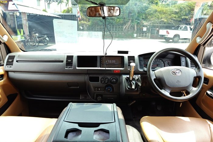 TOYOTA 2WD 2017 3.0 MT COMMUTER SILVER  2141 full