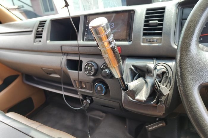 TOYOTA 2WD 2017 3.0 MT COMMUTER SILVER  2141 full