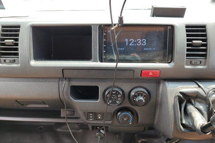 TOYOTA 2WD 2017 3.0 MT COMMUTER SILVER  2141 full