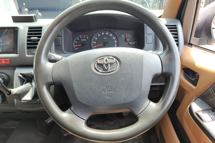 TOYOTA 2WD 2017 3.0 MT COMMUTER SILVER  2141 full