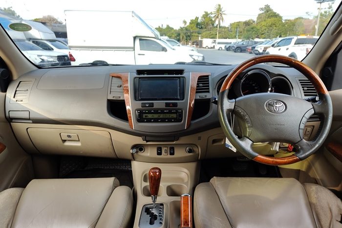 TOYOTA 2WD 2010 2.7V AT FORTUNER SILVER  7908 full