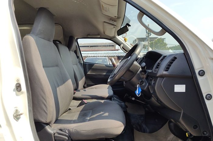 TOYOTA 2WD 2019 2.7 MT COMMUTER WHITE  3486 full