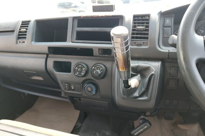 TOYOTA 2WD 2019 2.7 MT COMMUTER WHITE  3486 full