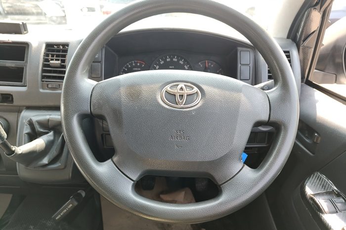 TOYOTA 2WD 2019 2.7 MT COMMUTER WHITE  3486 full