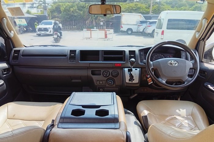 TOYOTA 2WD 2019 3.0 AT COMMUTER WHITE  2864 full