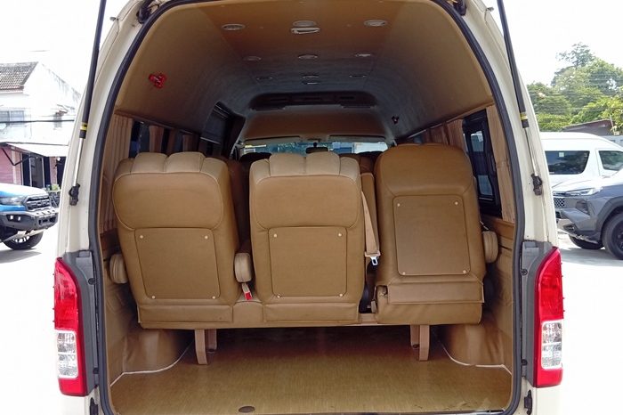 TOYOTA 2WD 2019 3.0 AT COMMUTER WHITE  2864 full