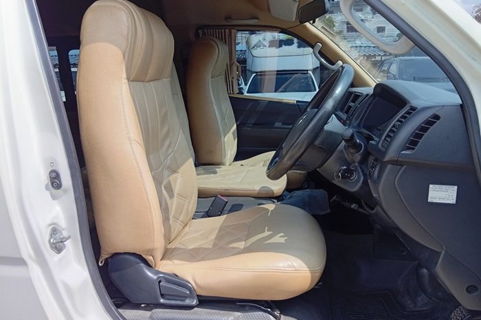 TOYOTA 2WD 2019 3.0 AT COMMUTER WHITE  2864 full