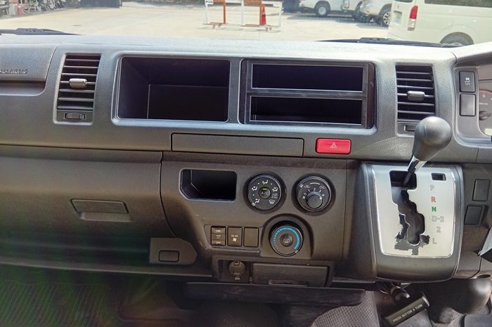 TOYOTA 2WD 2019 3.0 AT COMMUTER WHITE  2864 full