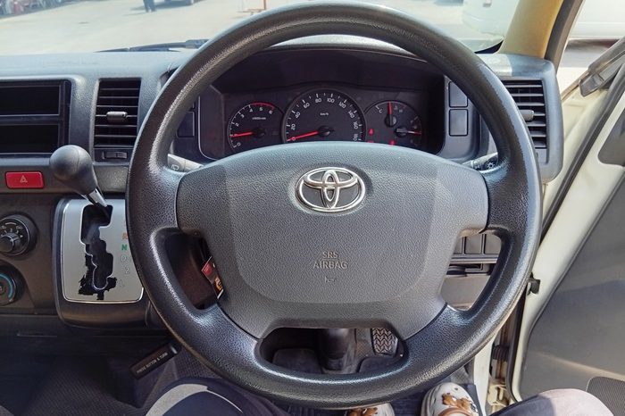 TOYOTA 2WD 2019 3.0 AT COMMUTER WHITE  2864 full