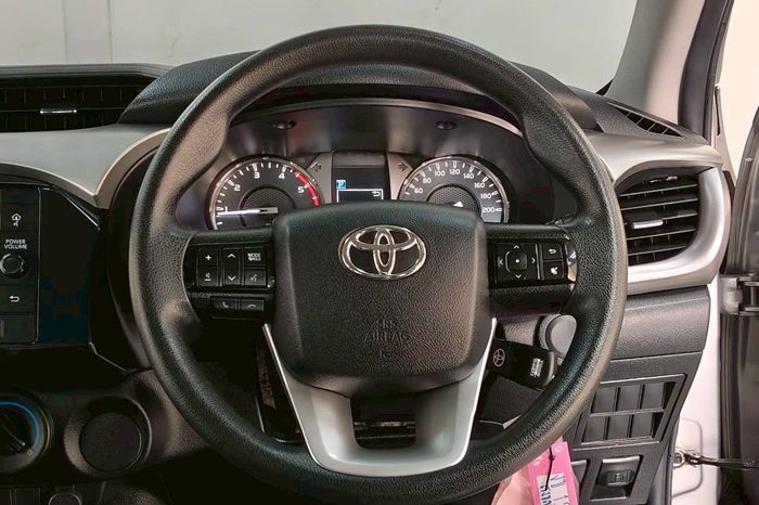 REVO PRE 2020 2.4 ENTRY AT DOUBLE CAB SILVER  1338 full