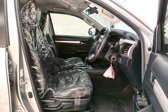 REVO PRE 2020 2.4 ENTRY AT DOUBLE CAB SILVER  1338 full