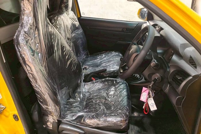 REVO 2WD 2018 2.4J MT STANDARD YELLOW  1480 full