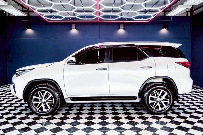 TOYOTA 2WD 2019 2.4V AT FORTUNER WHITE  1490 full