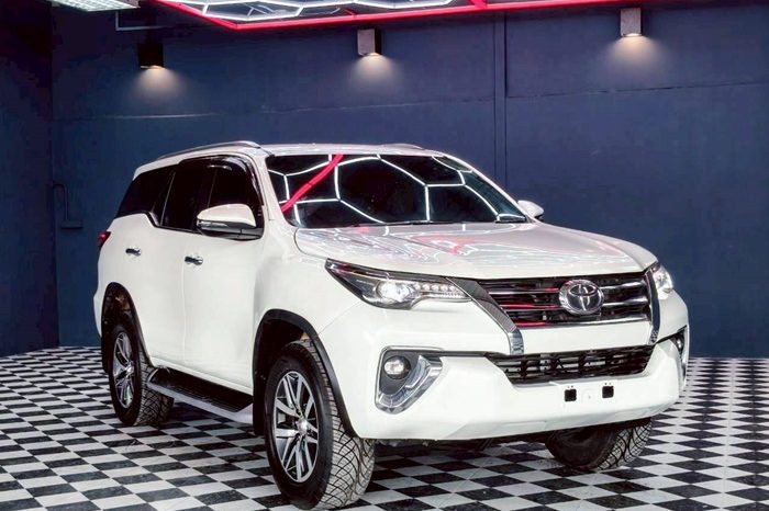 TOYOTA 2WD 2019 2.4V AT FORTUNER WHITE  1490 full