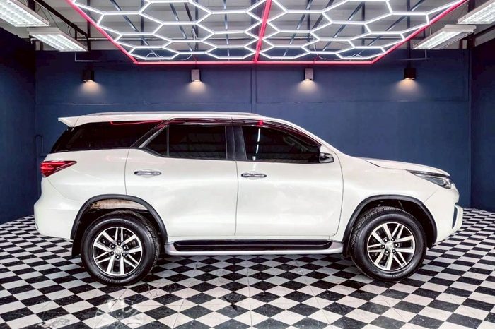 TOYOTA 2WD 2019 2.4V AT FORTUNER WHITE  1490 full