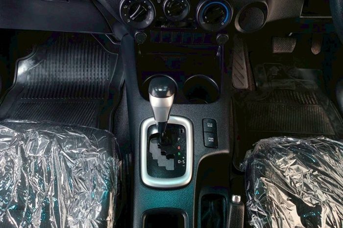REVO PRE 2019 2.4E AT DOUBLE CAB SILVER  2044 full