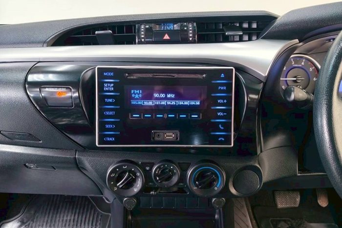 REVO PRE 2019 2.4E AT DOUBLE CAB SILVER  2044 full