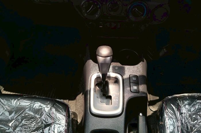 REVO PRE 2020 2.4 MID AT DOUBLE CAB WHITE  2366 full