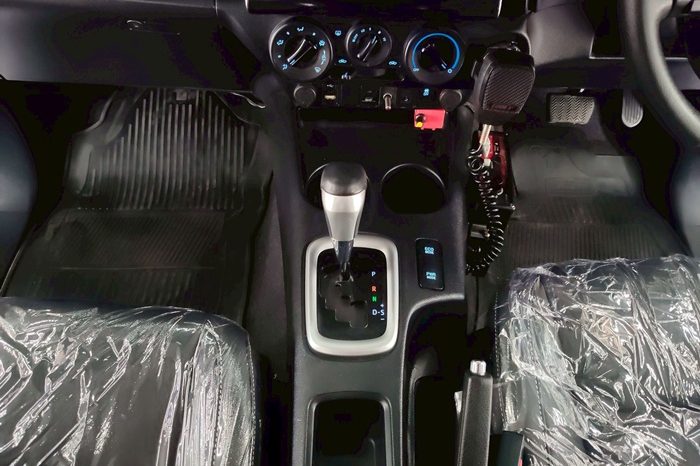 REVO PRE 2021 2.4 MID AT DOUBLE CAB SILVER  2568 full
