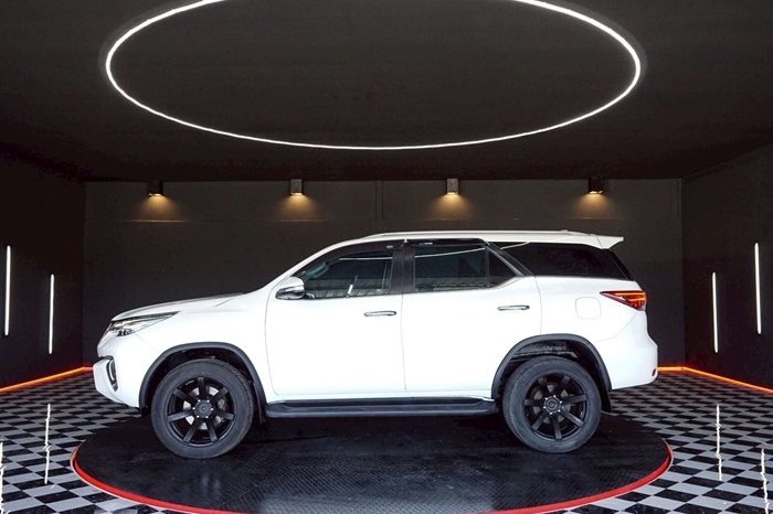 TOYOTA 2WD 2016 2.8V AT FORTUNER WHITE  3368 full