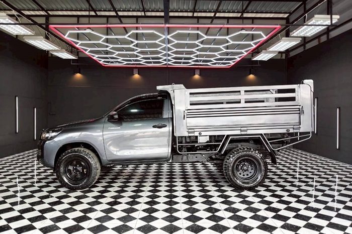 REVO 4WD 2023 2.8 ENTRY MT STANDARD GREY  4696 full