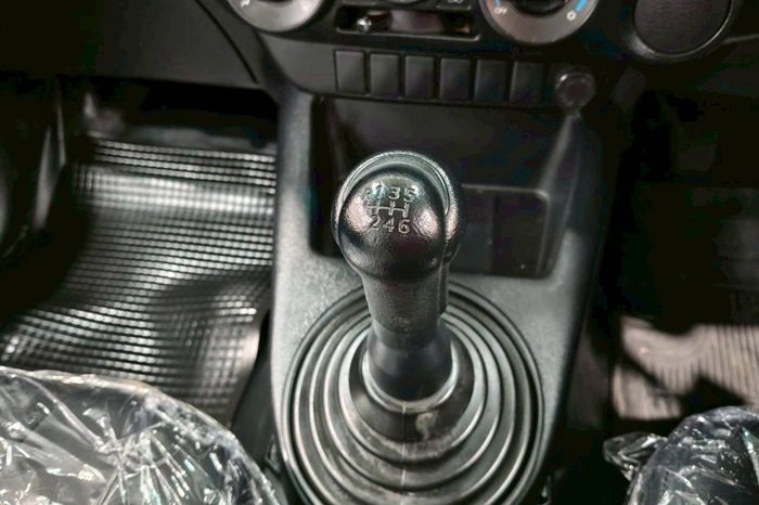 REVO 2WD 2020 2.4 ENTRY MT STANDARD SILVER  4922 full