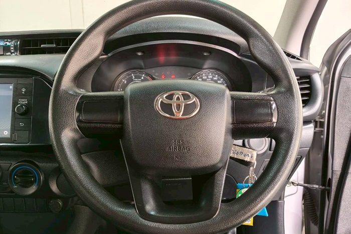 REVO 2WD 2020 2.4 ENTRY MT STANDARD SILVER  4922 full