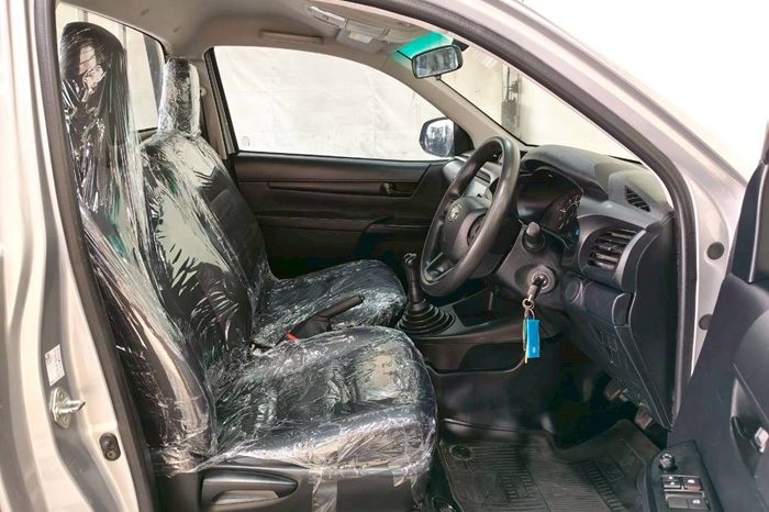 REVO 2WD 2020 2.4 ENTRY MT STANDARD SILVER  4922 full