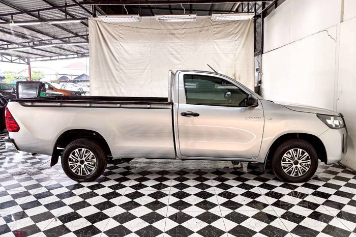 REVO 2WD 2020 2.4 ENTRY MT STANDARD SILVER  4922 full